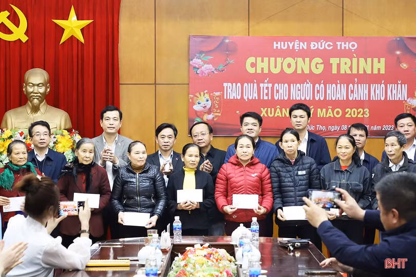Nhiều phần quà đến với người nghèo, người lao động khó khăn ở Hà Tĩnh
