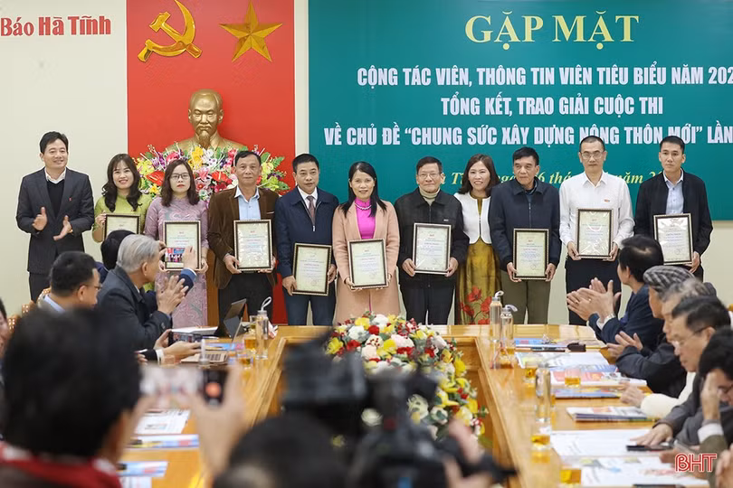 Báo Hà Tĩnh gặp mặt cộng tác viên tiêu biểu, trao giải Cuộc thi “Chung sức xây dựng nông thôn mới”