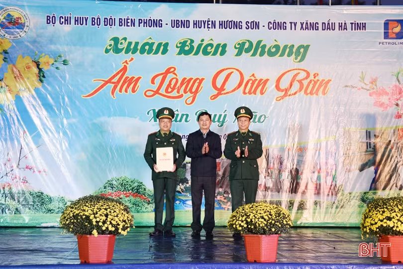 “Xuân Biên phòng ấm lòng dân bản” ở khu vực biên giới Hương Sơn