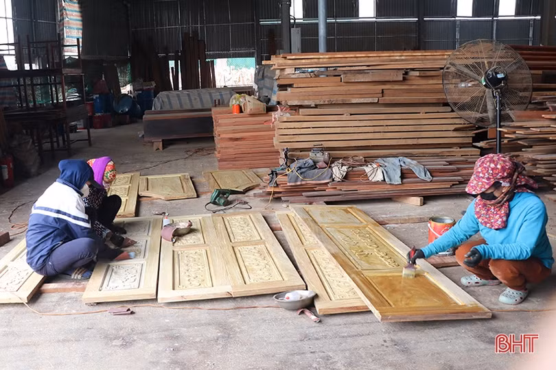 Đơn hàng tăng cao, cơ sở làm mộc ở Can Lộc sôi động dịp cuối năm