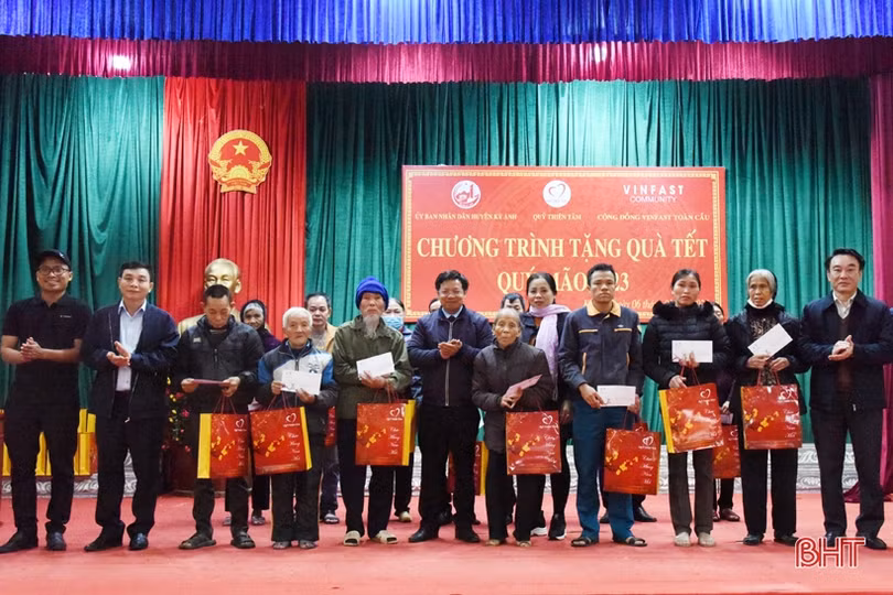 Quỹ Thiện Tâm - Tập đoàn Vingroup tặng 1.000 suất quà tết cho người nghèo Hà Tĩnh