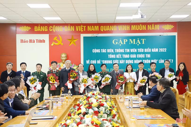 Báo Hà Tĩnh gặp mặt cộng tác viên tiêu biểu, trao giải Cuộc thi “Chung sức xây dựng nông thôn mới”