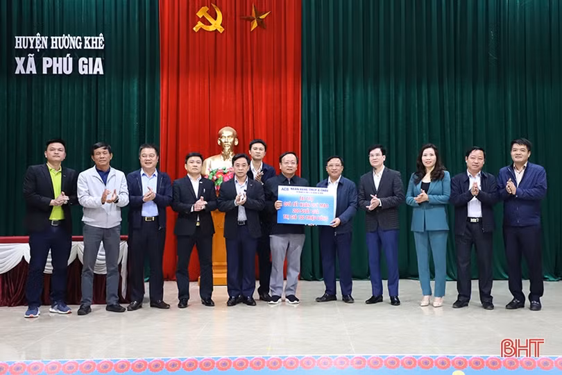 Nhiều phần quà tết đến với người nghèo, hộ khó khăn huyện Hương Khê