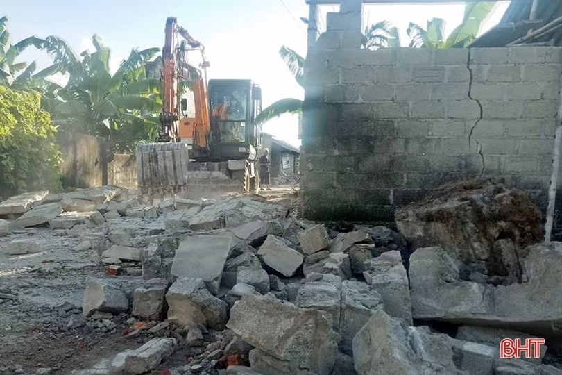 Nhiều hộ dân ở Thạch Hà hiến hàng trăm m<sup>2</sup> đất để mở rộng đường