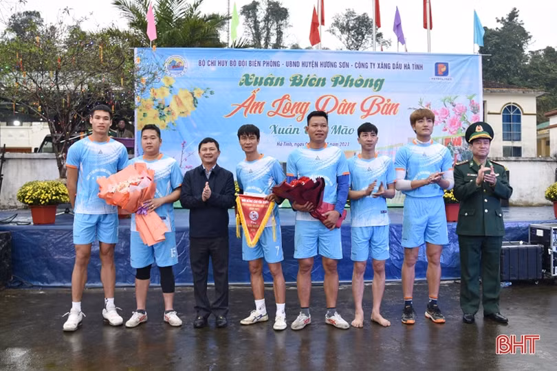 “Xuân Biên phòng ấm lòng dân bản” ở khu vực biên giới Hương Sơn