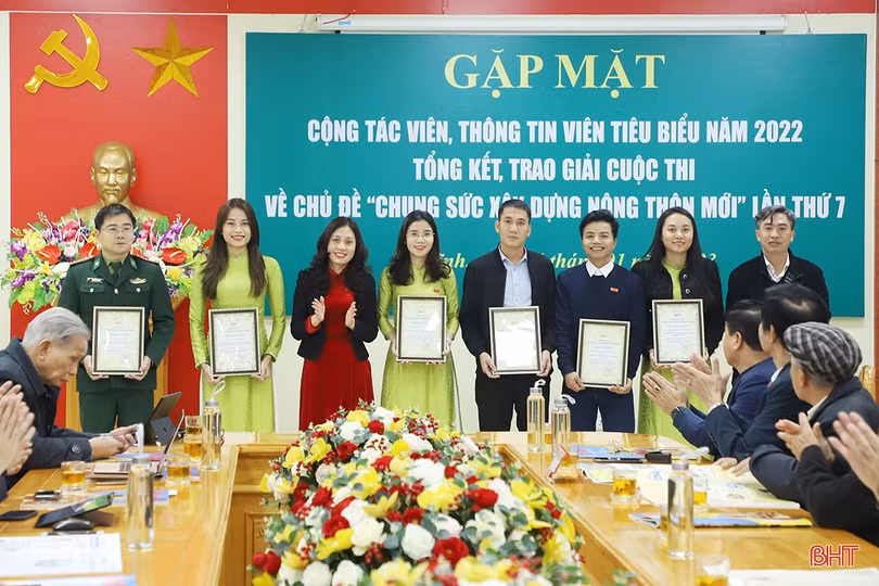 Báo Hà Tĩnh gặp mặt cộng tác viên tiêu biểu, trao giải Cuộc thi “Chung sức xây dựng nông thôn mới”