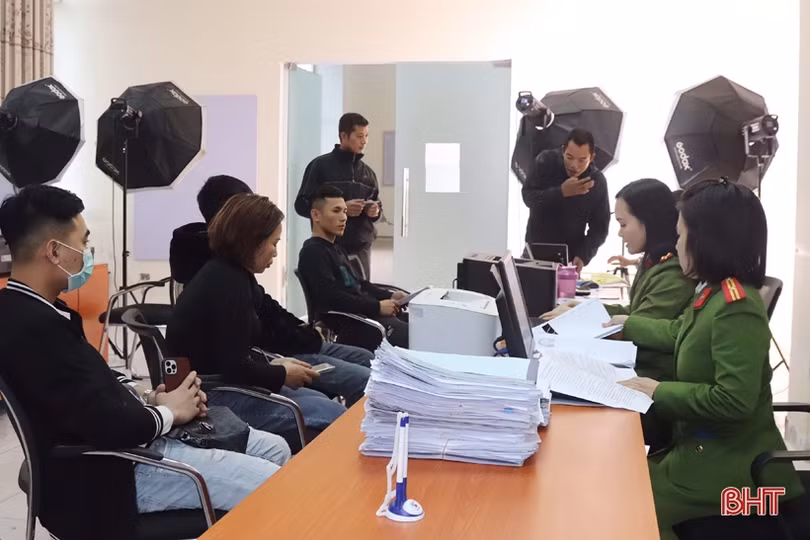 Người dân Hà Tĩnh thuận tiện trong giải quyết thủ tục hành chính từ những ngày đầu bỏ sổ hộ khẩu giấy