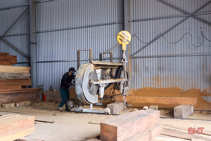 Đơn hàng tăng cao, cơ sở làm mộc ở Can Lộc sôi động dịp cuối năm