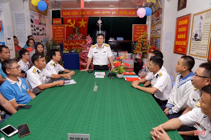 Đoàn công tác Vùng 2 Hải quân chúc tết nhà giàn DK1/10