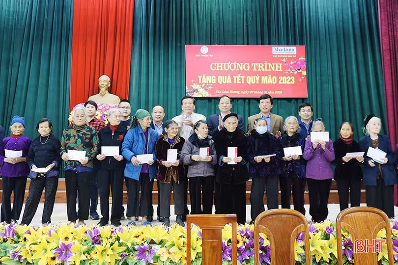 Tạp chí Nhà đầu tư và Quỹ Thiện Tâm - Tập đoàn Vingroup trao 300 suất quà cho người dân Thạch Hà