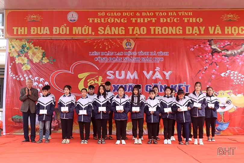 “Tết sum vầy - Xuân gắn kết” trao tặng gần 500 phần quà đến giáo viên, học sinh Hà Tĩnh