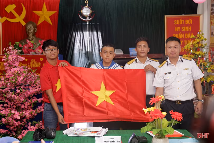 Đoàn công tác Vùng 2 Hải quân chúc tết nhà giàn DK1/10