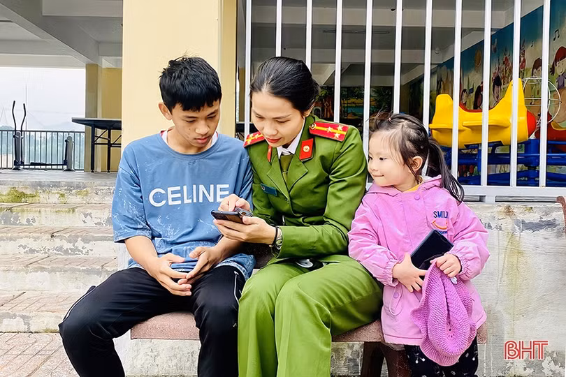 Công an Hương Sơn cài đặt định danh điện tử cho người dân mọi lúc, mọi nơi