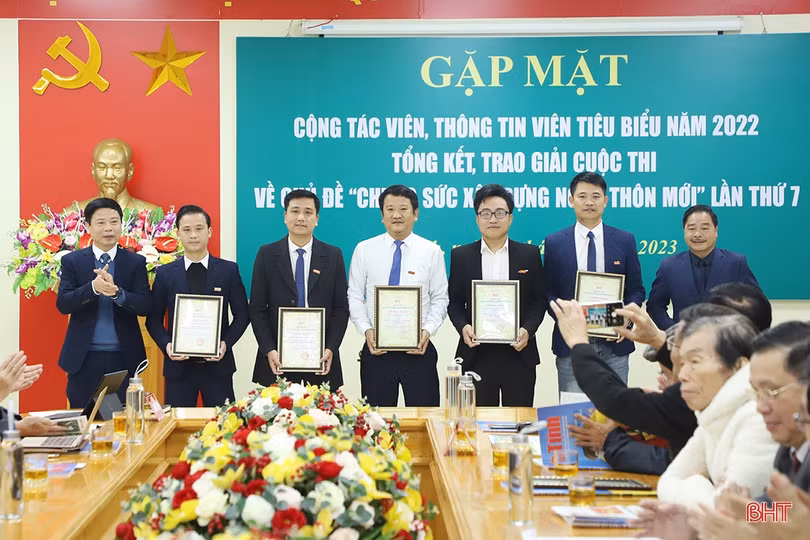 Báo Hà Tĩnh gặp mặt cộng tác viên tiêu biểu, trao giải Cuộc thi “Chung sức xây dựng nông thôn mới”