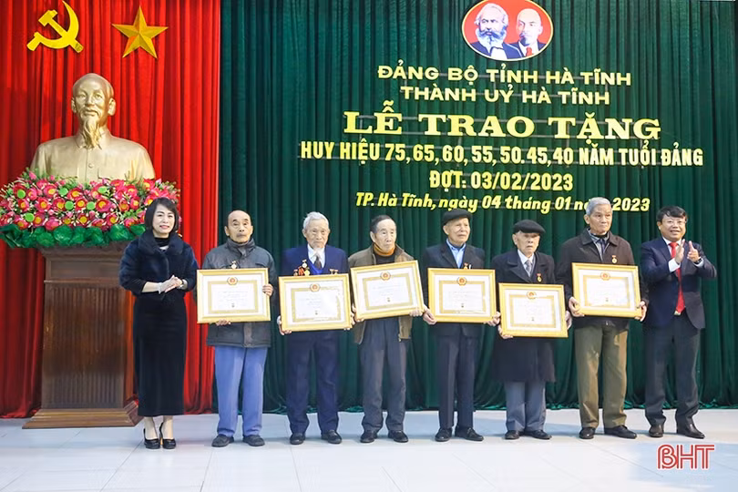 Trao Huy hiệu Đảng cho 125 đảng viên ở TP Hà Tĩnh