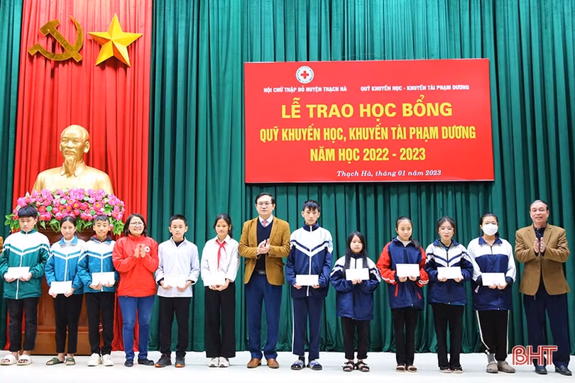Trao học bổng, khuyến tài cho học sinh có hoàn cảnh khó khăn ở Thạch Hà