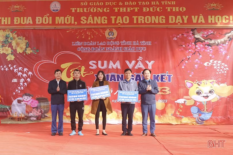 “Tết sum vầy - Xuân gắn kết” trao tặng gần 500 phần quà đến giáo viên, học sinh Hà Tĩnh