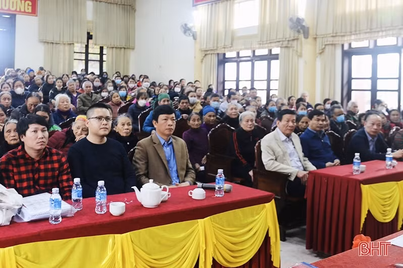 Tạp chí Nhà đầu tư và Quỹ Thiện Tâm - Tập đoàn Vingroup trao 300 suất quà cho người dân Thạch Hà