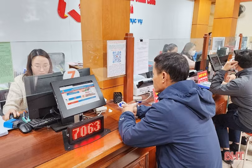 Người dân Hà Tĩnh thuận tiện trong giải quyết thủ tục hành chính từ những ngày đầu bỏ sổ hộ khẩu giấy