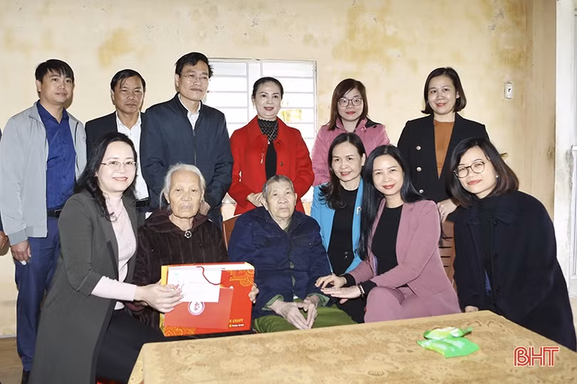 Hội LHPN Việt Nam tặng quà chúc tết gia đình chính sách, hội viên khó khăn ở Hà Tĩnh