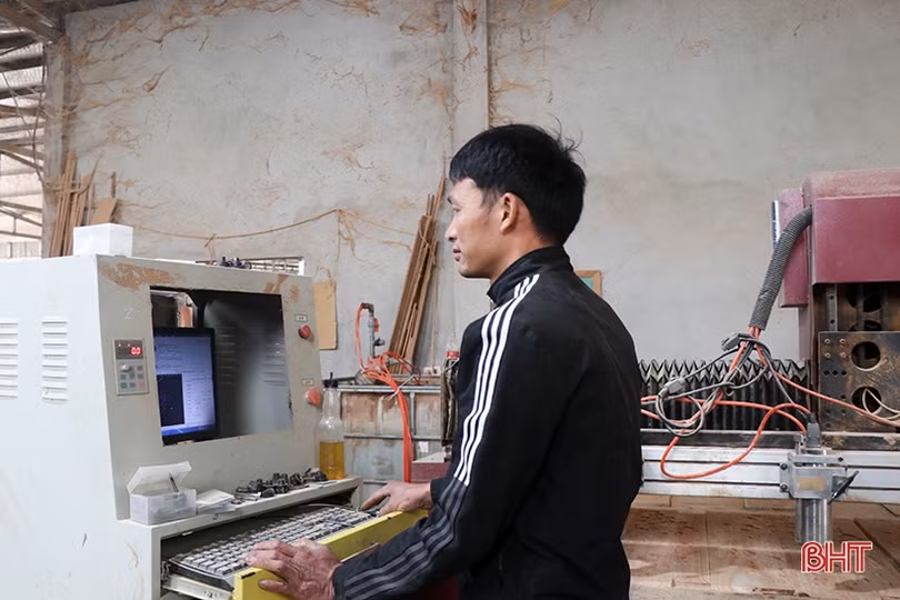 Đơn hàng tăng cao, cơ sở làm mộc ở Can Lộc sôi động dịp cuối năm