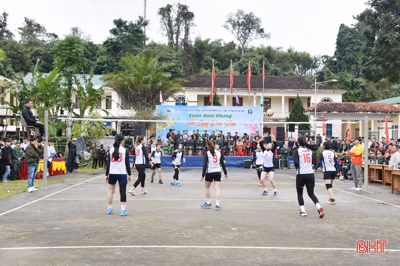 “Xuân Biên phòng ấm lòng dân bản” ở khu vực biên giới Hương Sơn