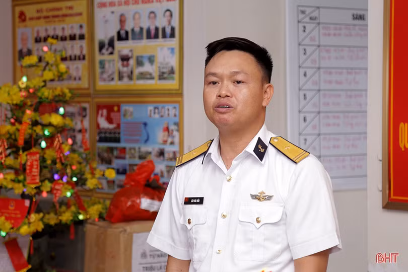 Đoàn công tác Vùng 2 Hải quân chúc tết nhà giàn DK1/10