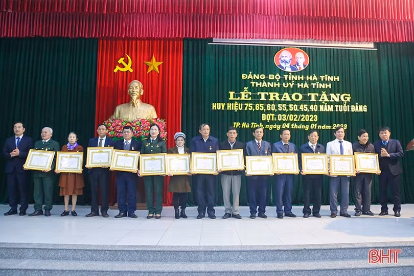 Trao Huy hiệu Đảng cho 125 đảng viên ở TP Hà Tĩnh