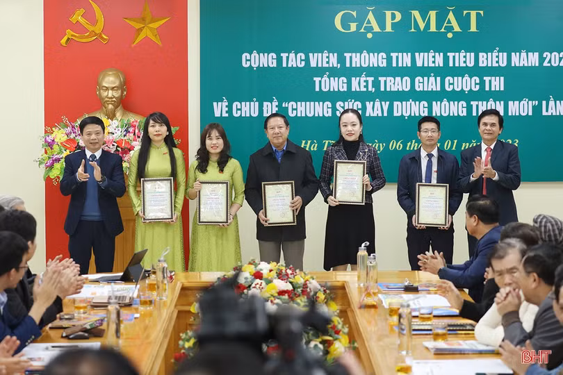 Báo Hà Tĩnh gặp mặt cộng tác viên tiêu biểu, trao giải Cuộc thi “Chung sức xây dựng nông thôn mới”