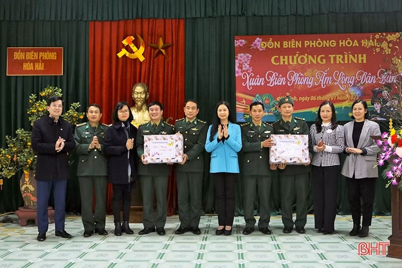 Mang Tết yêu thương” đến người dân và chiến sỹ biên phòng Hà Tĩnh
