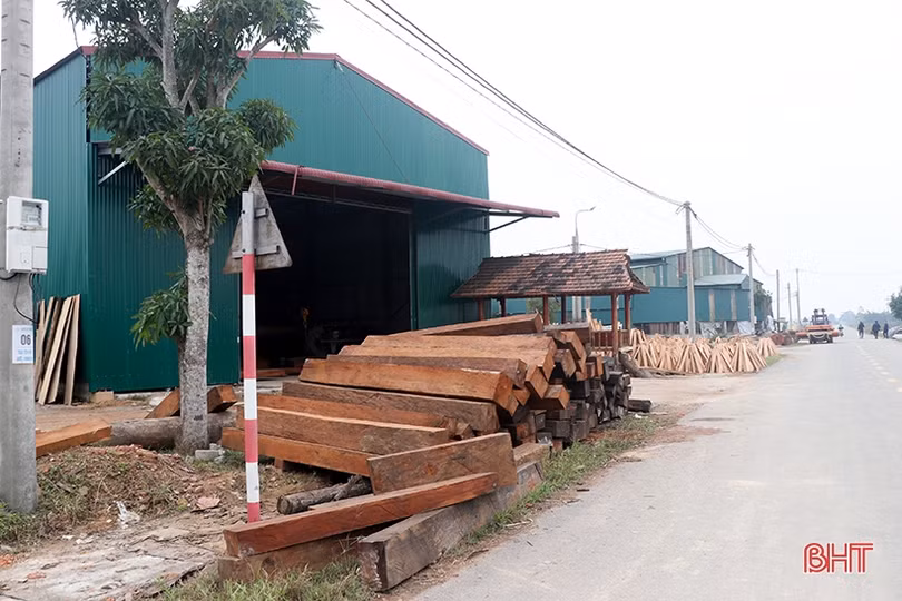 Đơn hàng tăng cao, cơ sở làm mộc ở Can Lộc sôi động dịp cuối năm
