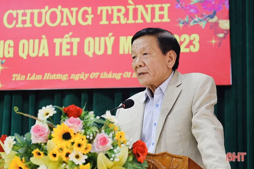 Tạp chí Nhà đầu tư và Quỹ Thiện Tâm - Tập đoàn Vingroup trao 300 suất quà cho người dân Thạch Hà