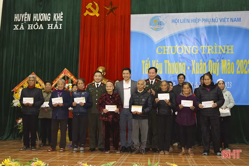 Mang Tết yêu thương” đến người dân và chiến sỹ biên phòng Hà Tĩnh