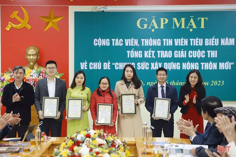 Báo Hà Tĩnh gặp mặt cộng tác viên tiêu biểu, trao giải Cuộc thi “Chung sức xây dựng nông thôn mới”