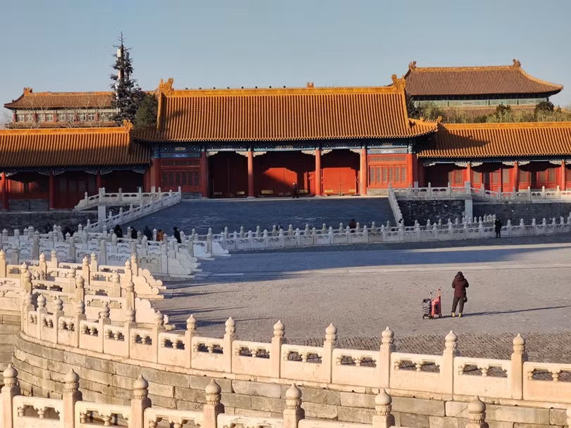 Người Trung Quốc múa lân trong ngày đầu nới hạn chế Covid-19