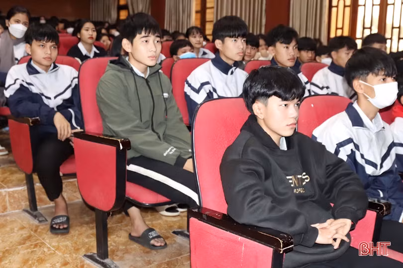 Giúp học sinh Vũ Quang hiểu rõ hơn về Hoàng Sa, Trường Sa và các tư liệu lịch sử