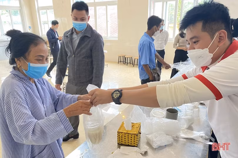 Trao gần 1.000 suất ăn cho bệnh nhân và người nhà tại BVĐK tỉnh Hà Tĩnh