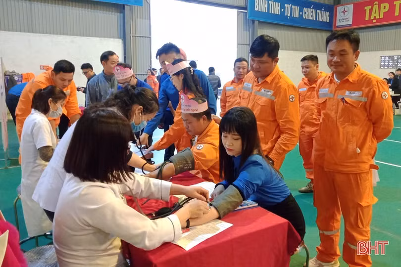Công ty Điện lực Hà Tĩnh hiến tặng 100 đơn vị máu trong “Tuần lễ hồng EVN”