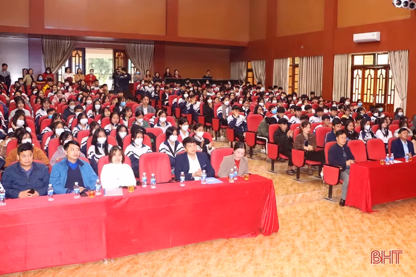 Giúp học sinh Vũ Quang hiểu rõ hơn về Hoàng Sa, Trường Sa và các tư liệu lịch sử