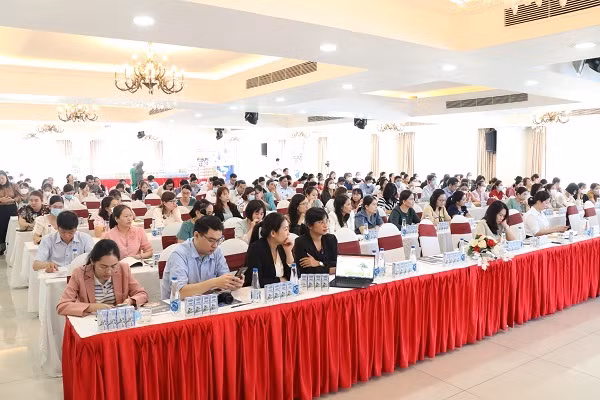 Gần 150 điều dưỡng và nhân viên y tế tham gia lớp tập huấn truyền thông sức khỏe về dinh dưỡng