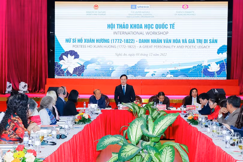 Vấn đề tiếp cận Hồ Xuân Hương - danh nhân và di sản