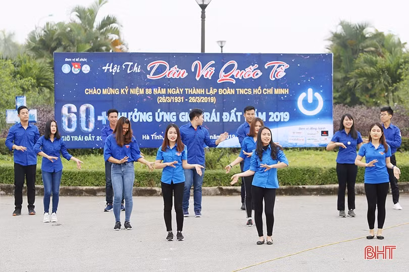 Gần 500 HSSV Đại học Hà Tĩnh tham gia “Tiết kiệm năng lượng - Bảo vệ Trái đất”