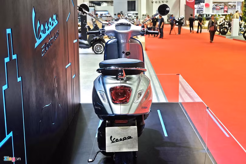 Cận cảnh Vespa Elettrica sắp ra mắt tại Việt Nam, thiết kế cũ, giá cao cấp