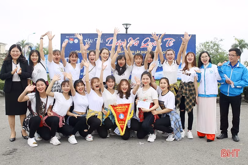 Gần 500 HSSV Đại học Hà Tĩnh tham gia “Tiết kiệm năng lượng - Bảo vệ Trái đất”