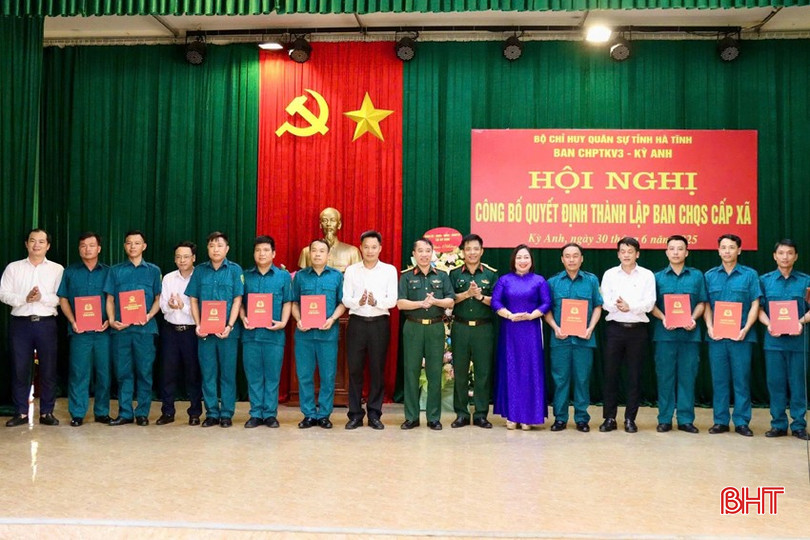 Đại tá Mai Ngọc Việt - Phó Chính ủy Bộ CHQS tỉnh trao quyết định thành lập ban CHQS cấp xã mới thuộc Ban Chỉ huy PTKV 3 Kỳ Anh.