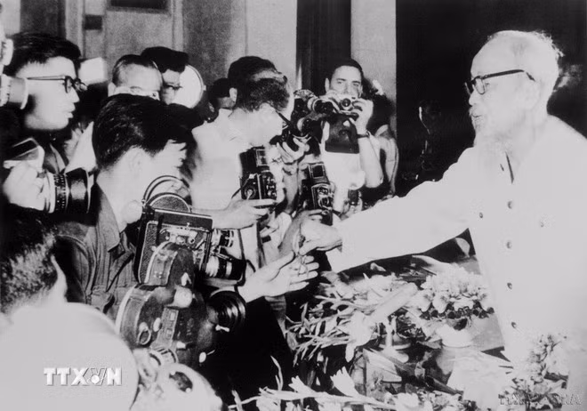 Chủ tịch Hồ Chí Minh gặp gỡ phóng viên các cơ quan báo chí trong và ngoài nước tại Thủ đô Hà Nội (5/1968). (Ảnh: TTXVN)