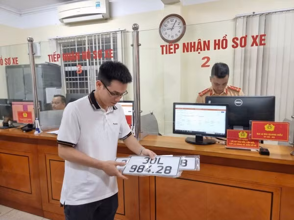 Người dân đăng ký xe tại cơ quan Công an.