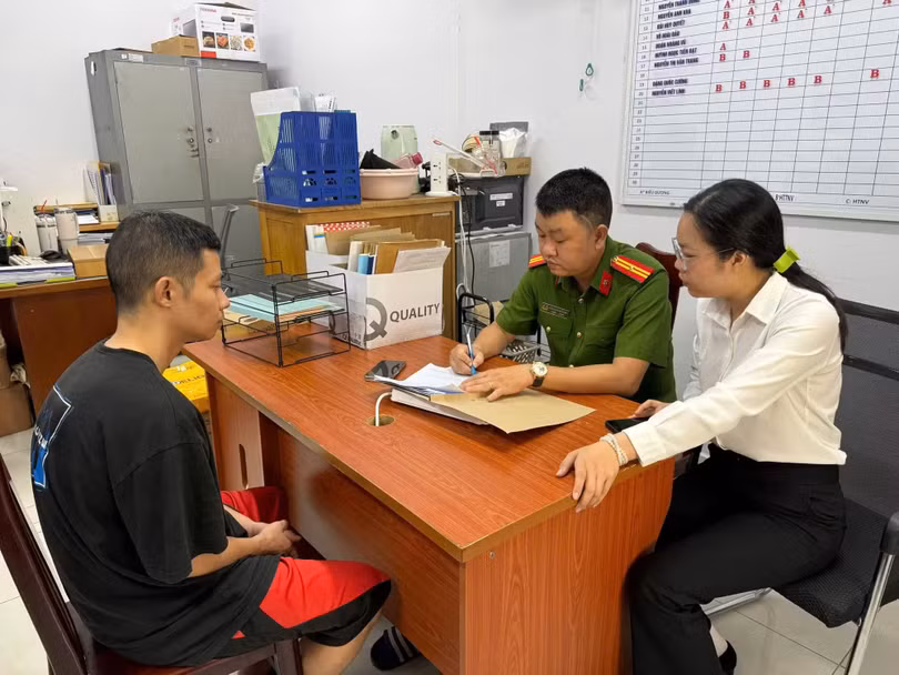Điều tra viên phối hợp cùng người phiên dịch làm việc với các đối tượng có liên quan.