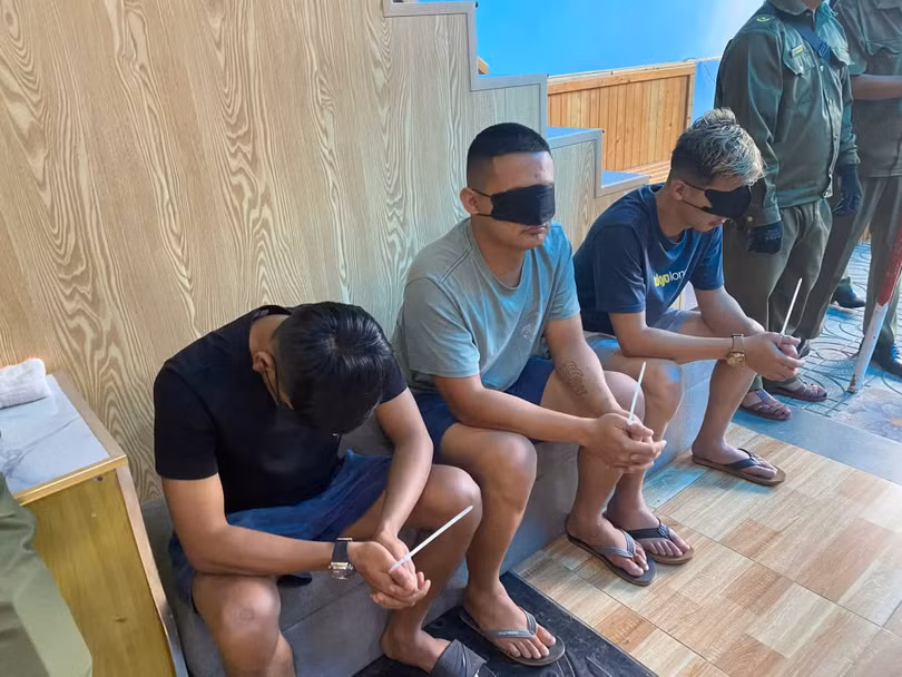 Các đối tượng người nước ngoài bị khống chế tại nơi cư trú.