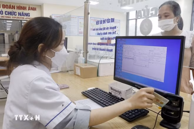 Người dân dùng căn cước tích hợp thẻ bảo hiểm y tế khi đi khám chữa bệnh. (Nguồn: TTXVN)